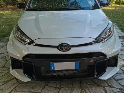 Usata Toyota Yaris 280 CV (205 kW) 2025 Bianco Utilitaria