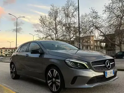 Usata Mercedes A180 109 CV (80 kW) 2016 Grigio Utilitaria