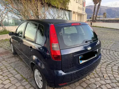 Usata Ford Fiesta Ghia 68 CV (50 kW) 2004 Blu Utilitaria