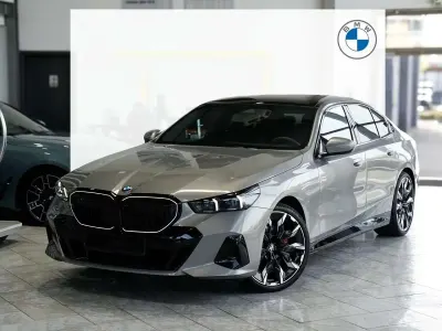 Usata BMW 520 M Sport 208 CV (152 kW) 2025 Oxidgrau Berlina