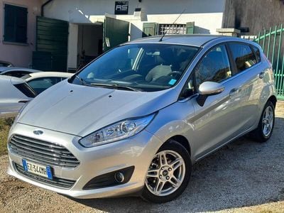 Usata Ford Fiesta 95 CV (69 kW) 2015 Grigio Utilitaria