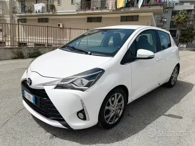 Usata Toyota Yaris Lounge 90 CV (66 kW) 2017 Bianco Berlina