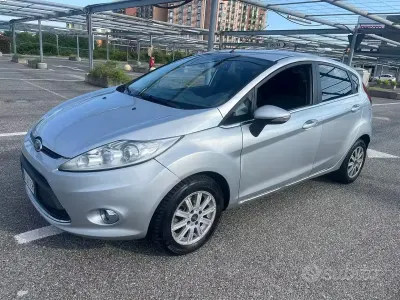 Usata Ford Fiesta 75 CV (55 kW) 2009 Grigio Utilitaria