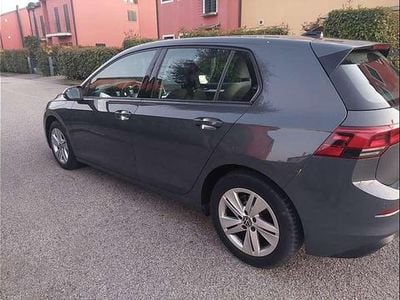 Usata VW Golf VIII Life 116 CV (85 kW) 2021 Grigio Berlina