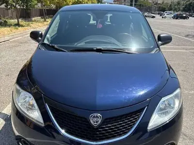 Usata Lancia Ypsilon Gold 95 CV (69 kW) 2017 Blu/azzurro Utilitaria