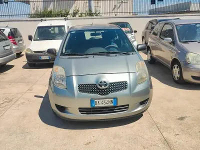 Usata Toyota Yaris 69 CV (50 kW) 2006 Grigio Berlina