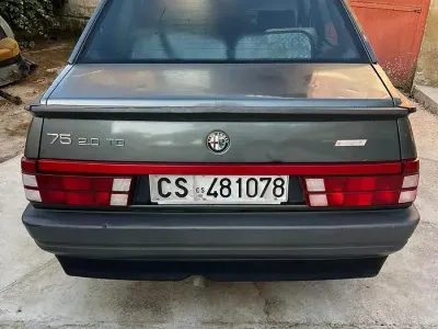 Usata Alfa Romeo 75 95 CV (69 kW) 1991 Verde Berlina