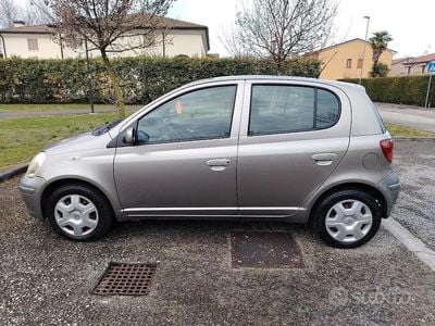 Usata Toyota Yaris 65 CV (47 kW) 2004 Grigio Utilitaria