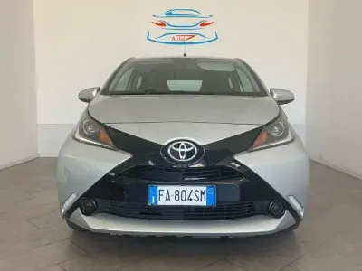 Usata Toyota Aygo X-wave 69 CV (50 kW) 2015 Argento Utilitaria