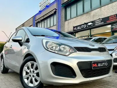 Usata Kia Rio EX 86 CV (63 kW) 2013 Grigio Berlina