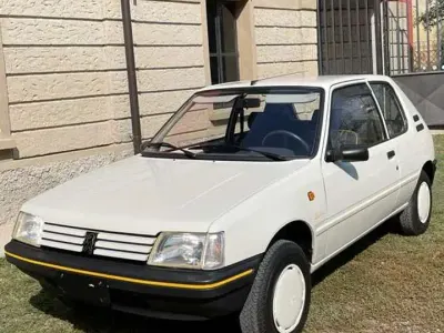 Usata Peugeot 205 Style 54 CV (39 kW) 1990 Bianco Berlina