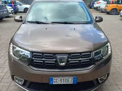 Usata Dacia Sandero Comfort 101 CV (74 kW) 2020 Marrone Berlina