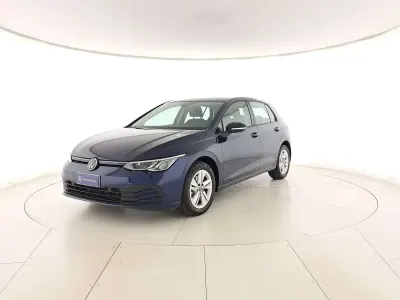 Usata VW Golf VIII Life 110 CV (80 kW) 2023 Atlantic blue metallizzato Berlina