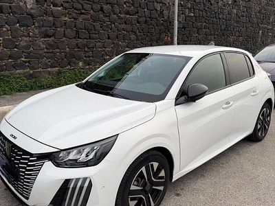 Usata Peugeot 208 Allure 100 CV (73 kW) 2024 Bianco Utilitaria