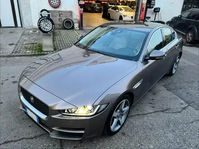 Usata Jaguar XE Portfolio 180 CV (132 kW) 2015 Grigio Berlina