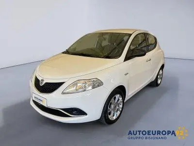 Usata Lancia Ypsilon Gold 69 CV (50 kW) 2017 Bianco Utilitaria