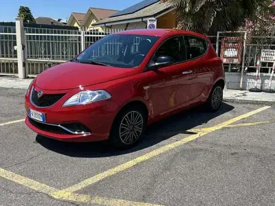 Usata Lancia Ypsilon Platinum 69 CV (50 kW) 2018 Rosso Utilitaria