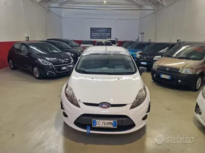 Usata Ford Fiesta Titanium 82 CV (60 kW) 2011 Bianco Berlina