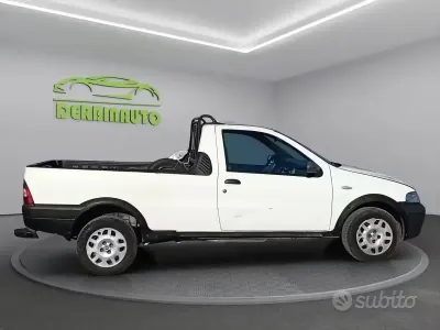 Usata Fiat Strada 80 CV (58 kW) 2005 Marrone Pick-up