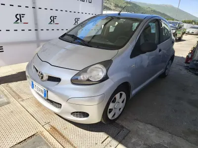 Usata Toyota Aygo Connect Style 68 CV (50 kW) 2012 Argento Utilitaria