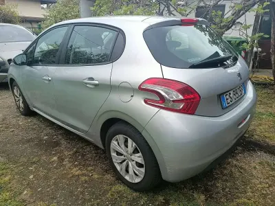 Usata Peugeot 208 82 CV (60 kW) 2013 Argento Utilitaria