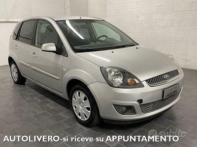 Usata Ford Fiesta 90 CV (66 kW) 2007 Grigio Utilitaria