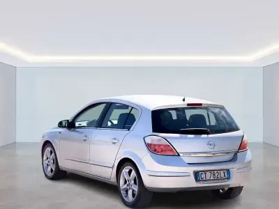 Usata Opel Astra 101 CV (74 kW) 2005 Grigio Berlina