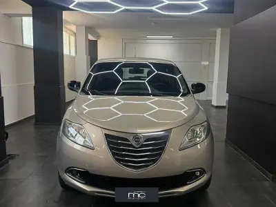 Usata Lancia Ypsilon 80 CV (58 kW) 2015 Marrone Utilitaria