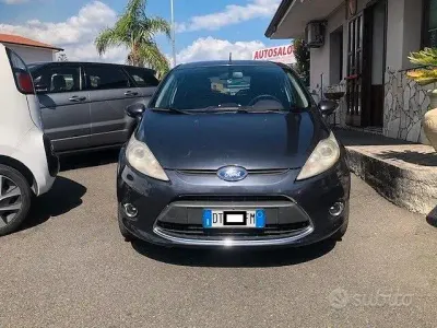 Usata Ford Fiesta Titanium 68 CV (50 kW) 2009 Grigio Berlina