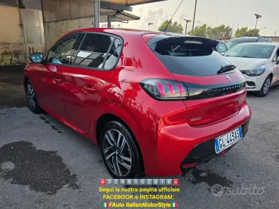 Usata Peugeot 208 Allure 75 CV (55 kW) 2022 Rosso Utilitaria