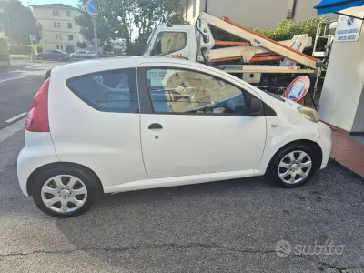 Usata Peugeot 107 68 CV (50 kW) 2011 Utilitaria