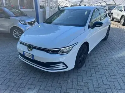 Usata VW Golf VIII Life 110 CV (80 kW) 2021 Bianco Utilitaria