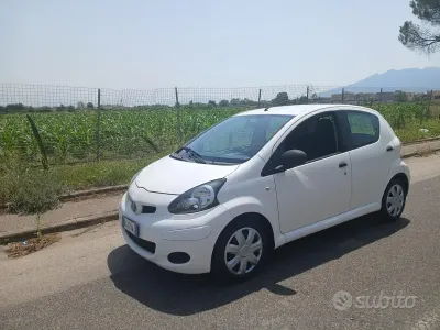 Usata Toyota Aygo Connect Style 68 CV (50 kW) 2012 Bianco Utilitaria