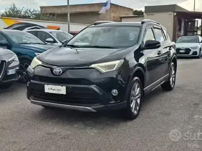 Usata Toyota RAV4 Lounge 143 CV (105 kW) 2017 Nero SUV