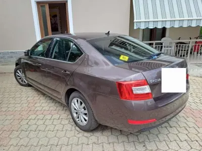 Usata Skoda Octavia Executive 105 CV (77 kW) 2013 Marrone Berlina
