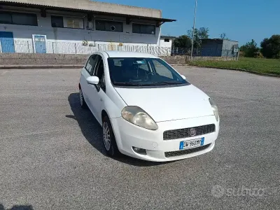 Usata Fiat Grande Punto 65 CV (47 kW) 2009 Bianco Utilitaria
