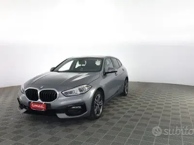 Begagnad BMW 118 Sport Line 136 HK (100 kW) 2023 Grå Halvkombi