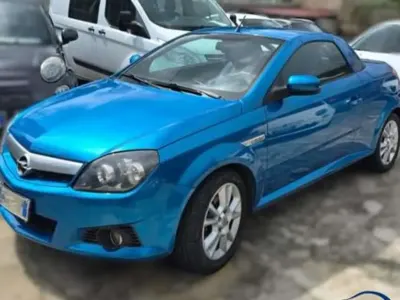 Usata Opel Tigra Sport 69 CV (50 kW) 2007 Blu/azzurro Cabrio