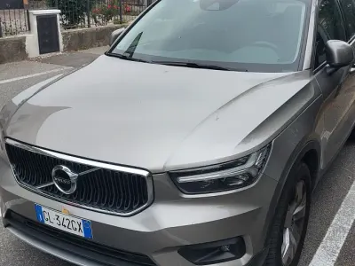 Usata Volvo XC40 Momentum 197 CV (144 kW) 2021 Verde SUV