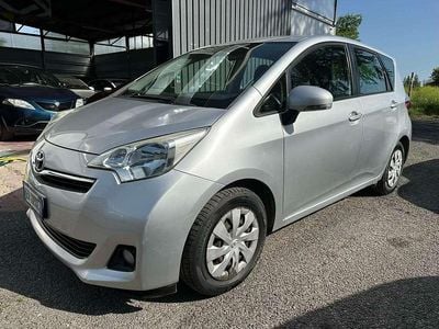 Usata Toyota Verso-S Active 99 CV (72 kW) 2012 Argento Monovolume
