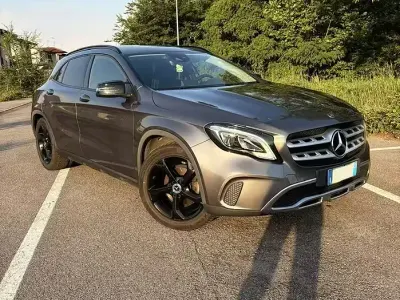 Usata Mercedes GLA180 Business 122 CV (89 kW) 2020 Grigio SUV