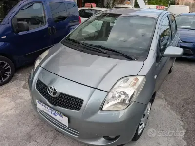 Usata Toyota Yaris Sol 101 CV (74 kW) 2009 Grigio Utilitaria