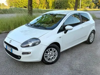 Begagnad Fiat Punto Lounge 75 HK (55 kW) 2013 Vit Halvkombi