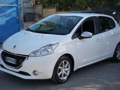 Usata Peugeot 208 68 CV (50 kW) 2013 Bianco Utilitaria