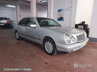 Usata Mercedes E200 Elegance 136 CV (100 kW) 1996 Grigio Berlina