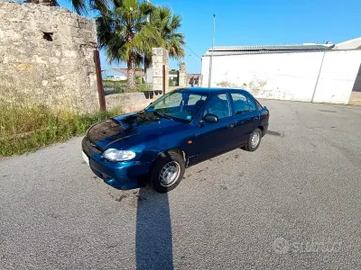 Gebraucht Hyundai Accent 84 PS (61 kW) 1997 Blau Limousine