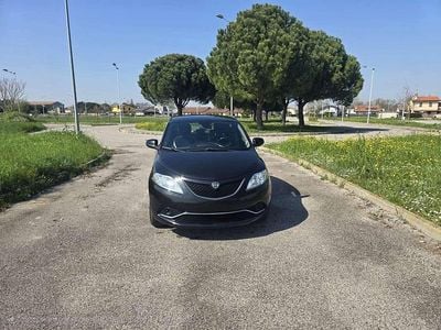 Usata Lancia Ypsilon Gold 95 CV (69 kW) 2017 Nero Utilitaria