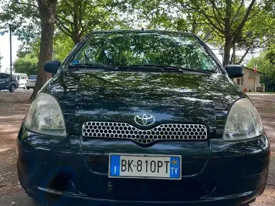 Usata Toyota Yaris 68 CV (50 kW) 2000 Nero Berlina