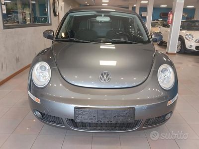 Usata VW New Beetle 102 CV (75 kW) 2010 Grigio Utilitaria