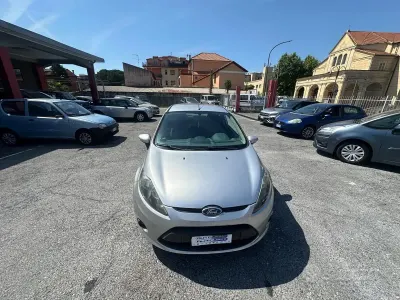 Usata Ford Fiesta 68 CV (50 kW) 2010 Grigio Berlina